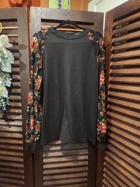 Black Floral-Sleeve Women's Pullover Top